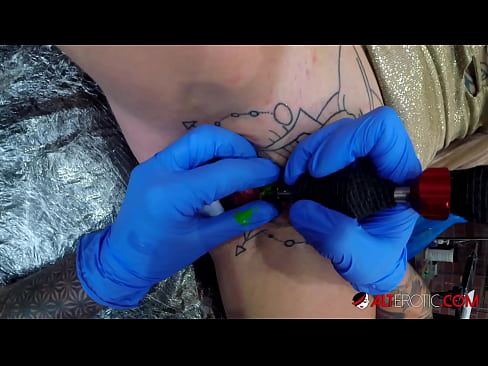 ❤️ Sully Savage, une chaudasse extrêmement tatouée, s'est fait tatouer le clitoris. ❤️❌ Sexe at us fr.dreamlandpassionfever.ru ❌